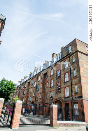 明るい日差しの下のレンガ造りの歴史的な建物が並ぶ街並み　ロンドン東のショーディッチにて 136865153