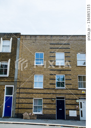 明るい日差しの下のレンガ造りの歴史的な建物が並ぶ街並み ロンドン東のショーディッチにて 明るい日差しの下のレンガ造りの歴史的な建物が並ぶ街並み ロンドン東のショーディッチにて 136865155