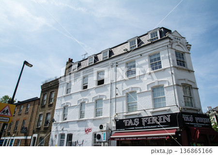 明るい日差しの下のレンガ造りの歴史的な建物が並ぶ街並み　ロンドン東のショーディッチにて 136865166