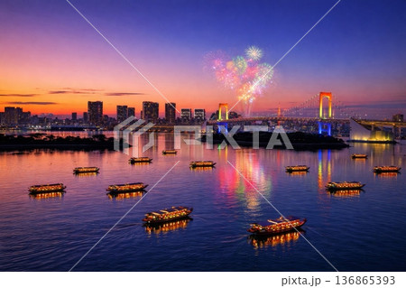 お台場海浜公園とレインボーブリッジのライトアップ　打ち上げ花火　富士山 136865393