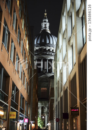 夜の街にそびえ立つセントポール 136866116