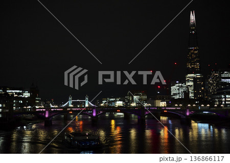 水面に映る夜景 水面に映る夜景 136866117