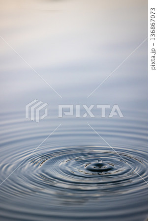 水滴と波紋の瞬間_縦 136867073