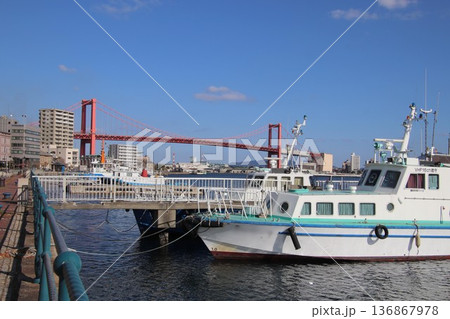 北九州市の洞海湾と若戸大橋 北九州市の洞海湾と若戸大橋 136867978