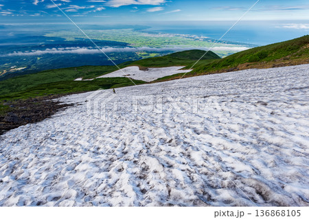 鳥海山・心字雪のせっけちお庄内平野・日本海の眺め 鳥海山・心字雪のせっけちお庄内平野・日本海の眺め 136868105