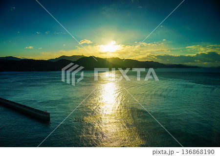 夕日 海 光の道 山のシルエット ゴールデンアワー 夕日 海 光の道 山のシルエット ゴールデンアワー 136868190