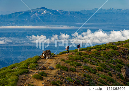 鳥海山・外輪山稜線を行く登山者と月山・朝日連峰の眺め 鳥海山・外輪山稜線を行く登山者と月山・朝日連峰の眺め 136868603