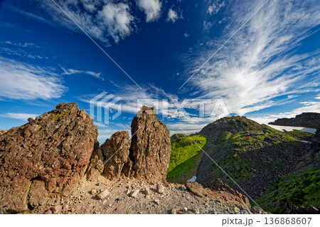 鳥海山・外輪山から見る朝の新山 136868607