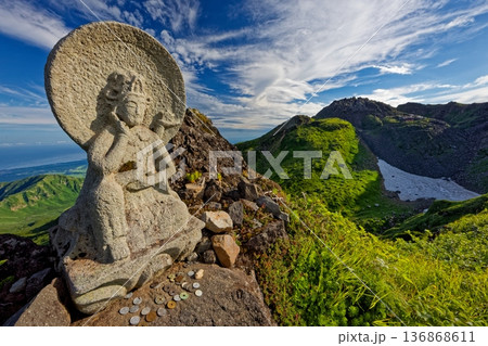 鳥海山・外輪山の石仏と新山 鳥海山・外輪山の石仏と新山 136868611