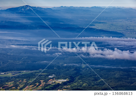 鳥海山・外輪山から見る月山・朝日連峰・飯豊連峰 鳥海山・外輪山から見る月山・朝日連峰・飯豊連峰 136868613