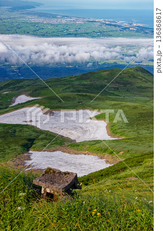 鳥海山・外輪山の祠と心字雪・庄内平野・日本海の眺め 136868617
