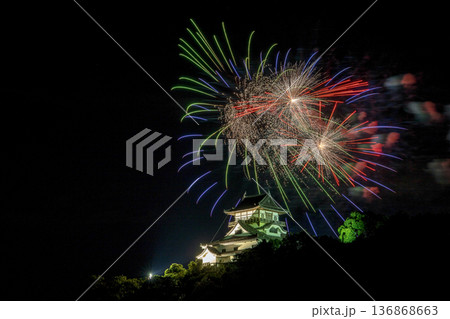愛知県/ 国宝犬山城と夏の夜空に打ち上がるロングラン花火(ワンショット) 愛知県/ 国宝犬山城と夏の夜空に打ち上がるロングラン花火(ワンショット) 136868663