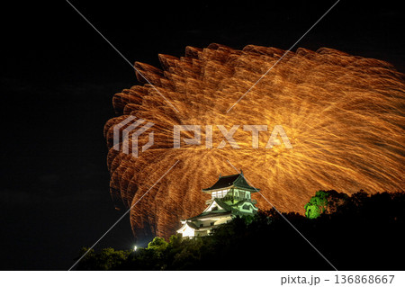 愛知県/ 国宝犬山城と夏の夜空に打ち上がるロングラン花火(ワンショット) 愛知県/ 国宝犬山城と夏の夜空に打ち上がるロングラン花火(ワンショット) 136868667