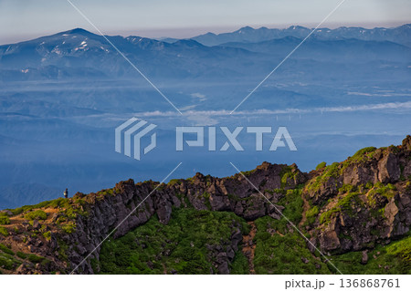 朝の鳥海山・外輪山稜線を行く登山者と月山・朝日連峰 朝の鳥海山・外輪山稜線を行く登山者と月山・朝日連峰 136868761