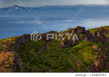 朝の鳥海山・外輪山稜線と月山・朝日連峰・飯豊連峰 136868763
