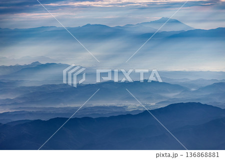 鳥海山から見る朝日差す岩手山 136868881