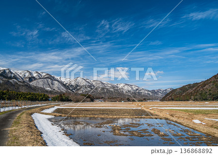 浅春のマキノ町の田園風景　滋賀県高島市 136868892