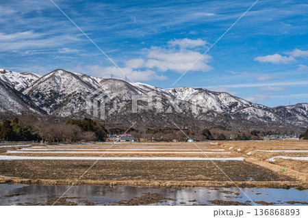 浅春のマキノ町の田園風景　滋賀県高島市 136868893