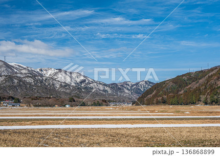 浅春のマキノ町の田園風景　滋賀県高島市 136868899