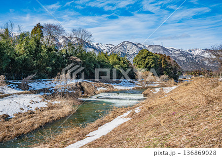 浅春の知内川　滋賀県高島市 136869028