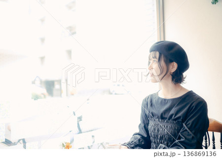 カフェで窓の外を見る30代日本人女性 136869136