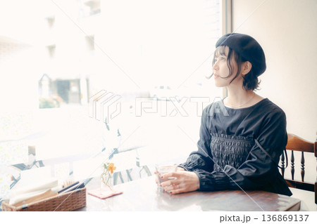 カフェで窓の外を見る30代日本人女性 136869137