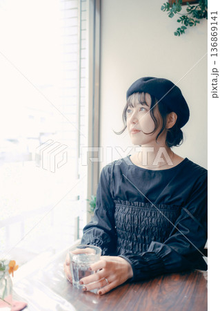 カフェで窓の外を見る30代日本人女性 136869141
