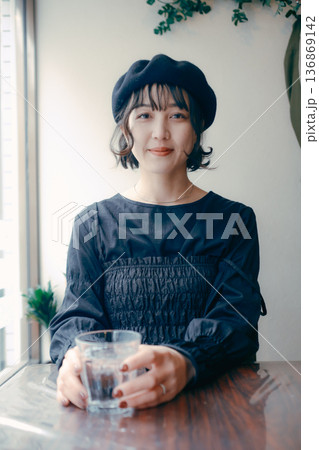 カフェで窓の外を見る30代日本人女性 136869142