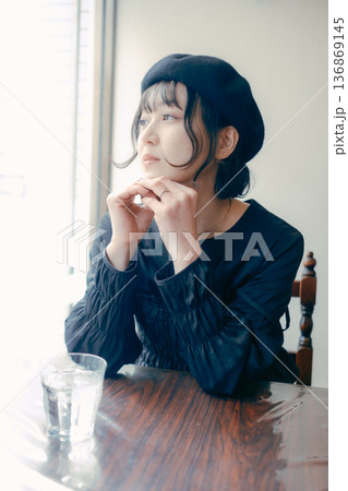 カフェで窓の外を見る30代日本人女性 136869145