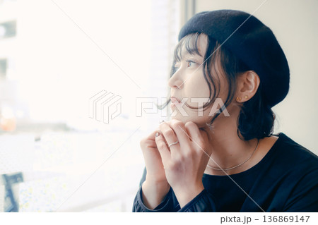 カフェで窓の外を見る30代日本人女性 136869147