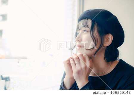 カフェで窓の外を見る30代日本人女性 136869148