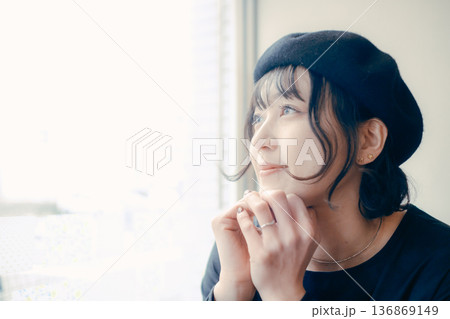 カフェで窓の外を見る30代日本人女性 136869149