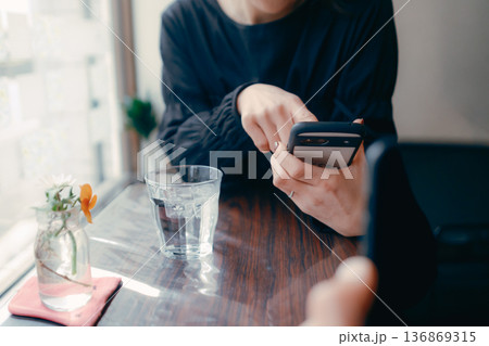 カフェでスマートフォンを操作する30代日本人女性 カフェでスマートフォンを操作する30代日本人女性 136869315