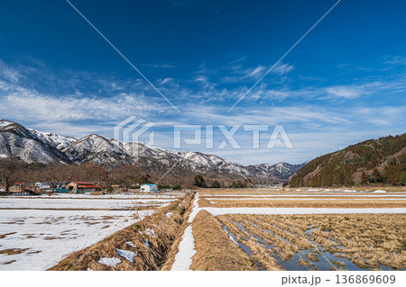 浅春のマキノ町の田園風景 滋賀県高島市 浅春のマキノ町の田園風景 滋賀県高島市 136869609