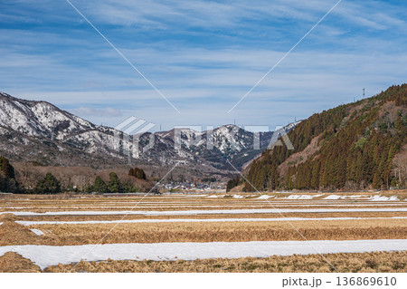浅春のマキノ町の田園風景 滋賀県高島市 浅春のマキノ町の田園風景 滋賀県高島市 136869610