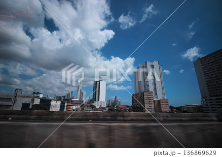 パナマシティ旧市街と近代高層ビル群が共存する中米の大都市景観 パナマシティ旧市街と近代高層ビル群が共存する中米の大都市景観 136869629