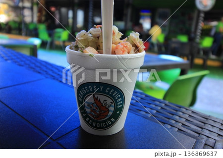 パナマシティ旧市街と近代高層ビル群が共存する中米の大都市景観 136869637