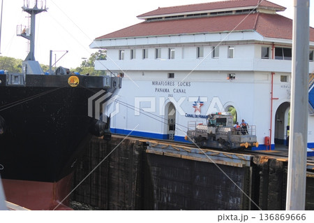 パナマシティ旧市街と近代高層ビル群が共存する中米の大都市景観 136869666