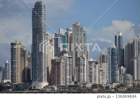 パナマシティ旧市街と近代高層ビル群が共存する中米の大都市景観 136869684