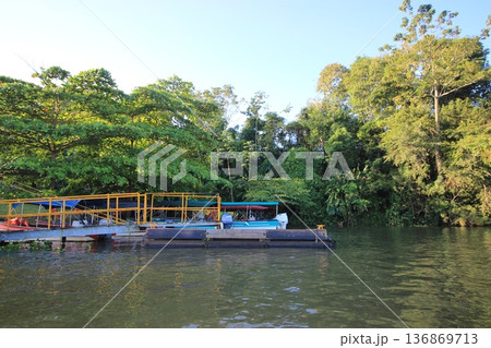 パナマシティ旧市街と近代高層ビル群が共存する中米の大都市景観 パナマシティ旧市街と近代高層ビル群が共存する中米の大都市景観 136869713