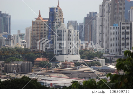 パナマシティ旧市街と近代高層ビル群が共存する中米の大都市景観 136869733