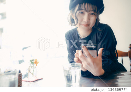 カフェでスマートフォンを操作する30代日本人女性 カフェでスマートフォンを操作する30代日本人女性 136869774