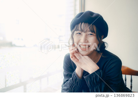 カフェで窓の外を眺める30代日本人女性 136869823