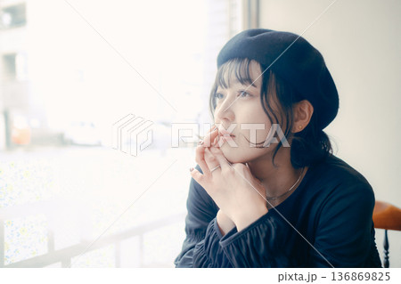 カフェで窓の外を眺める30代日本人女性 136869825