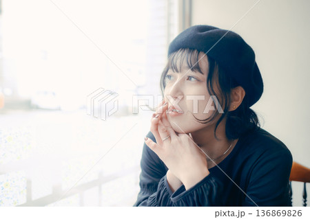 カフェで窓の外を眺める30代日本人女性 カフェで窓の外を眺める30代日本人女性 136869826