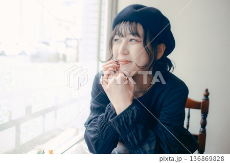 カフェで窓の外を眺める30代日本人女性 136869828