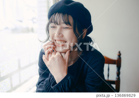 カフェで窓の外を眺める30代日本人女性 カフェで窓の外を眺める30代日本人女性 136869829