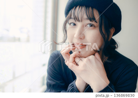 カフェで窓の外を眺める30代日本人女性 カフェで窓の外を眺める30代日本人女性 136869830