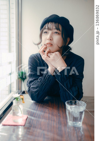 カフェで窓の外を眺める30代日本人女性 カフェで窓の外を眺める30代日本人女性 136869832