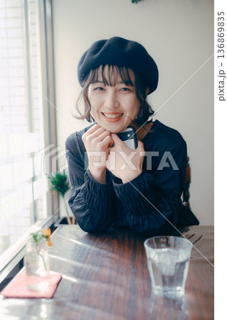 カフェで窓の外を眺める30代日本人女性 カフェで窓の外を眺める30代日本人女性 136869835